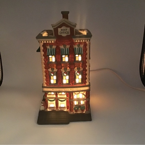 1996 Dept. 56 “Washington Street Post Office” Christmas in the City Series 58880 - Picture 9 of 16